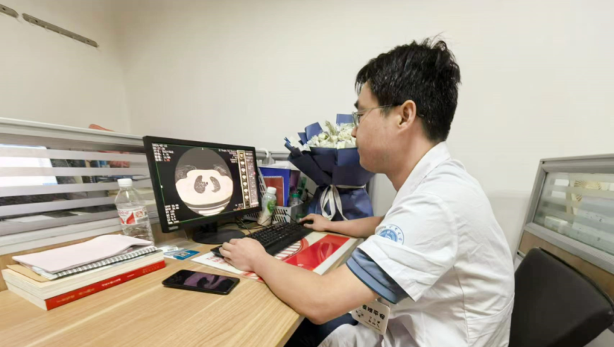 刘雯手提鞋子踮起脚尖淡定走秀,澳门最快最准免费资料手机,公开决策资料解释落实_探索版V13.78